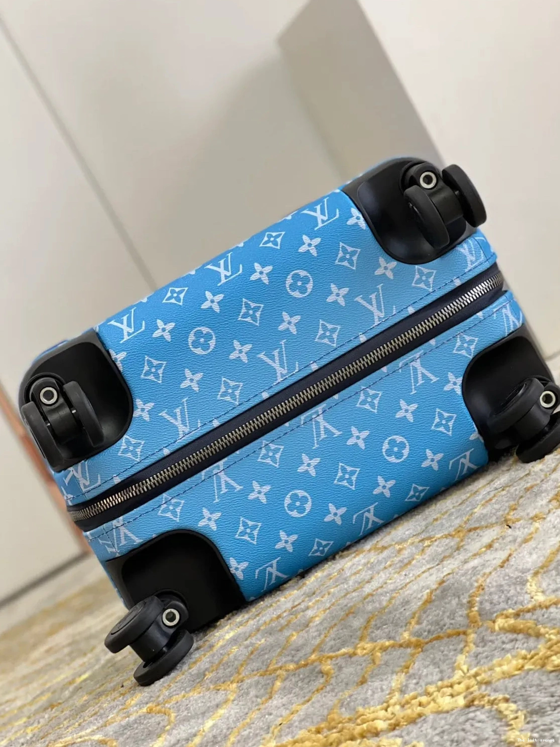CUSTOM 37L CABIN 55 HORIZON SUITCASE CLOUDS 0519
